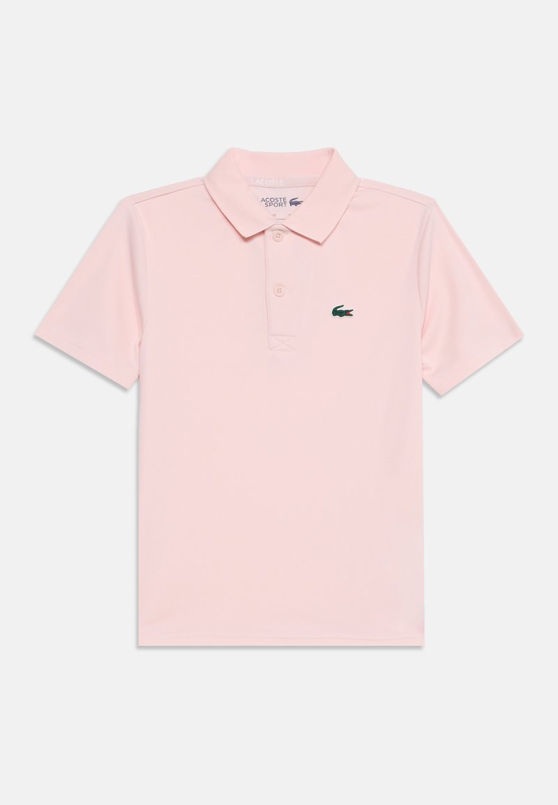 Polo à manches courtes rose clair avec col, deux boutons et petit logo crocodile vert sur la poitrine.