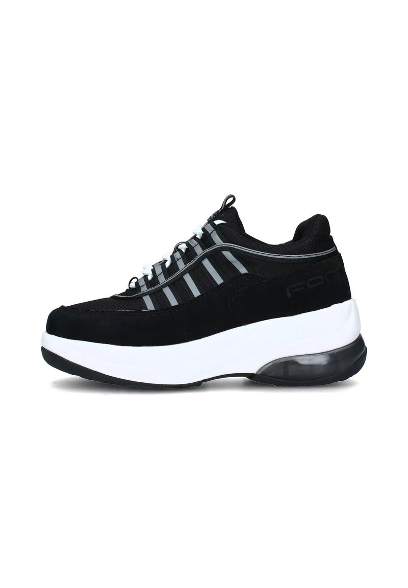 Sneaker sportivo nero con tomaia in suede, intersuola bianca e suola in gomma nera. Presenta accenti a strisce grigie e chiusura con lacci.