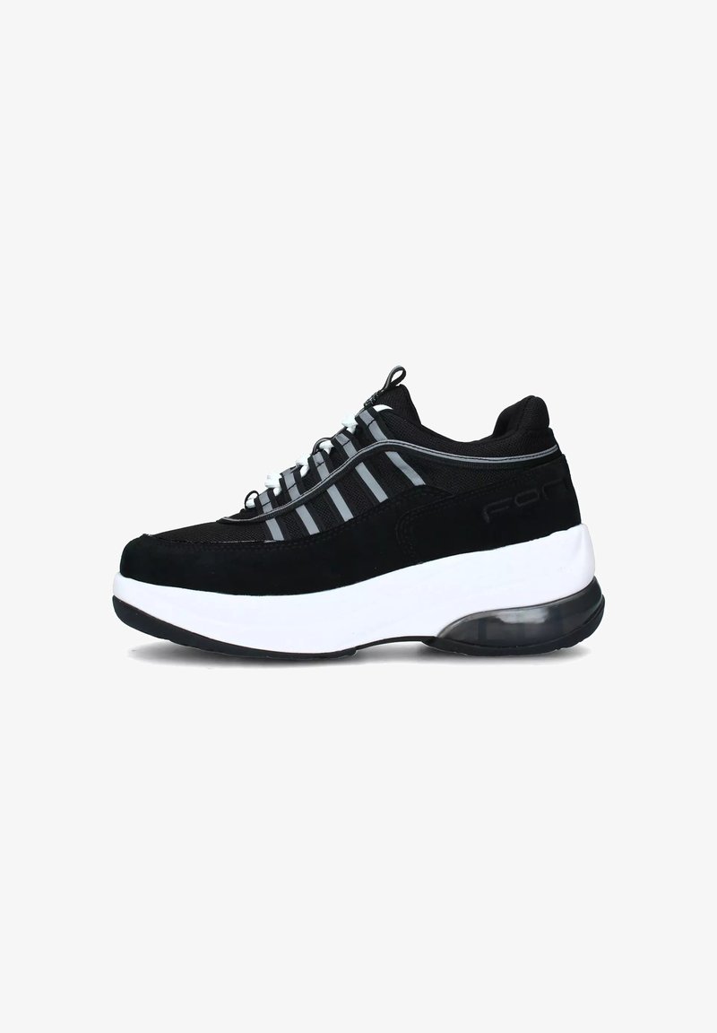 Sneaker sportivo nero con tomaia in suede, intersuola bianca e suola in gomma nera. Presenta accenti a strisce grigie e chiusura con lacci.