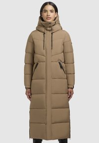 Cappotto lungo e voluminoso di colore marrone con cappuccio, dotato di tasche laterali con zip, dettagli in acciaio nero e texture a righe orizzontali.