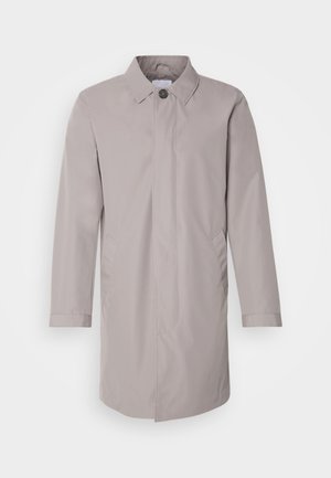 Abrigo gris claro fabricado con una tela suave, con cuello de solapa, cierre frontal de botones y bolsillos laterales. Diseño sencillo de manga larga.