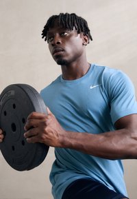 Nike Performance CREW SOLID - Spordi T-särk - aegean storm