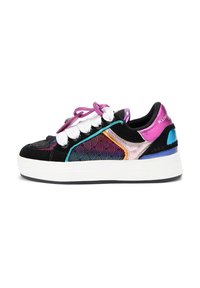 Sneaker nera con motivi a onde multicolori, dettagli metallici in rosa, viola e blu, lacci bianchi e una suola spessa bianca.