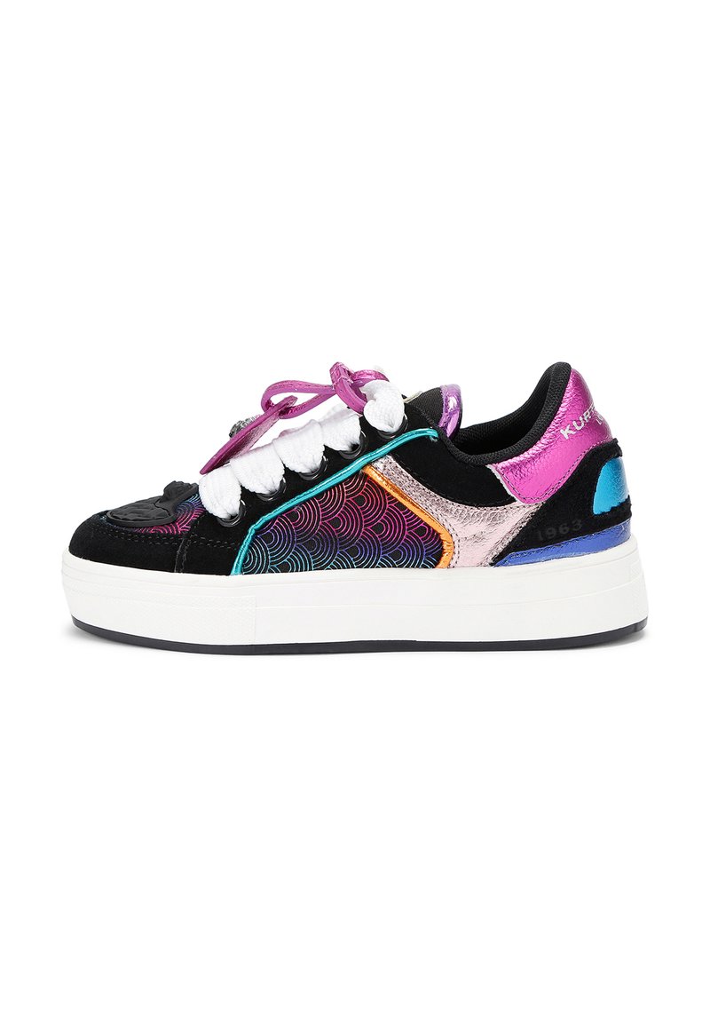 Sneaker nera con motivi a onde multicolori, dettagli metallici in rosa, viola e blu, lacci bianchi e una suola spessa bianca.