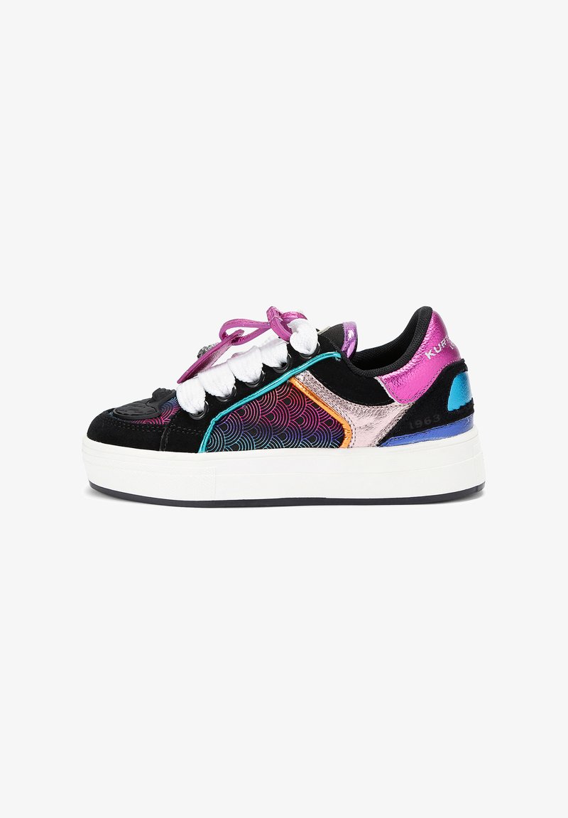 Sneaker nera con motivi a onde multicolori, dettagli metallici in rosa, viola e blu, lacci bianchi e una suola spessa bianca.