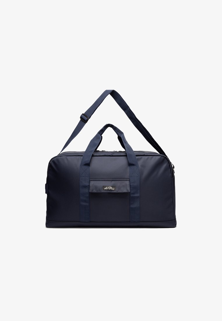 Jūrinis sportinis krepšys, pagamintas iš tvirto audinio, su dviem trumpomis rankenomis ir nuimama petneša. Kompaktiškas dizainas su priekinio kišeniu.