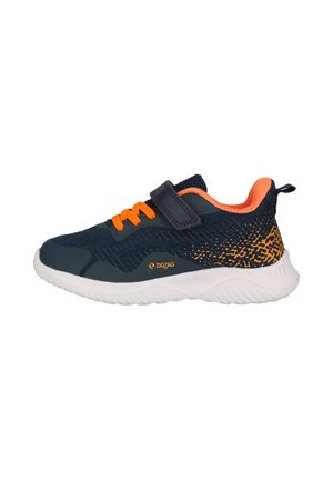 Børns navyblå atletiksneaker med orange snørebånd, orange indvendig foring, mønstret hælkappe, velcrolukning og hvid sål.