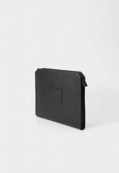 Zwarte synthetische leren tas met een minimalistisch ontwerp, voorzien van een voorvak en een ritssluiting. Glad textuur, rechthoekige vorm.