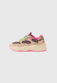 Basket beige avec des accents léopard, des détails roses et des lacets verts. Présente une semelle épaisse et des panneaux texturés pour un design supplémentaire.