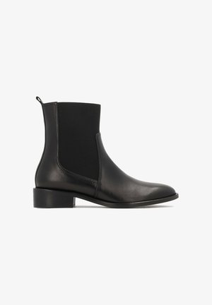 Zwarte leren enkelboots met elastische zijpanelen en een lipje, met een ronde neus en blokhak voor stabiliteit.