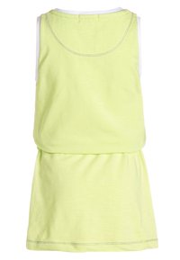 Jasnożółta, bezramkowa sukienka z dopasowanym topem i marszczonym dołem, wyróżniająca się gładką teksturą i białymi przeszyciami.