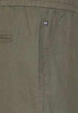 Olijfgroene stoffen shorts met een zachte textuur, voorzien van een elastische tailleband, zijzak en een klein logo label aan de voorkant.