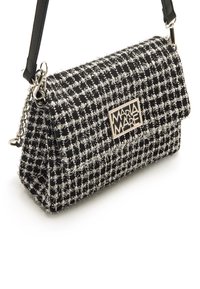 Schwarz-weiße Tweed-Handtasche in rechteckiger Form, mit silberner Kettenriemen und einem Logo-Schild auf der Vorderseite. Strukturiertes Gewebe mit eingewobenem Muster.