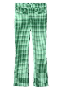 Pantalon évasé à imprimé vichy vert avec une texture lisse, doté d'une ceinture ajustée et de deux poches arrière.