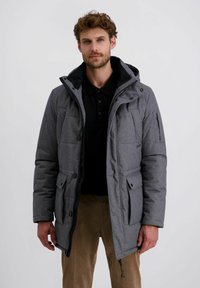 Graue Pufferjacke mit Kapuze, mit einem Reißverschluss vorne, Druckknöpfen, Seitentaschen und gerippten Bündchen. Strukturierten Stoff mit glatter Oberfläche.