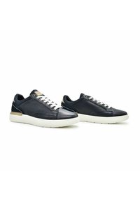 Sneakers in pelle blu con lacci bianchi e suole in gomma. Presentano pannelli testurizzati e un accento dorato sul tallone. Forma della punta arrotondata.