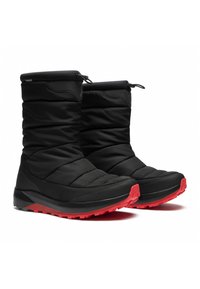 Svarta isolerade stövlar med ett quiltat mönster, gummisula och röda detaljer. Har en dragsko stängning på toppen för justerbar passform.