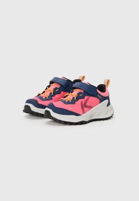 Bunt gemusterte Sportschuhe mit einem pinken Mesh-Obermaterial, navyblauen Akzenten, orangen Schnürsenkeln und einer weißen strukturierten Sohle mit einem robusten Profil.