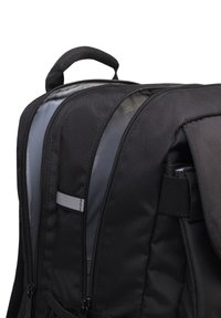 Czarny plecak z wieloma zamkami błyskawicznymi, wyściełanymi przegródkami i solidnym uchwytem. Teksturowany materiał z szarymi akcentami i detalami przeszycia.