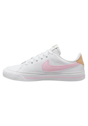 Sneaker bianco con lo swoosh Nike rosa e accentuazione del tallone beige. Realizzato in materiale sintetico, presenta una suola in gomma testurizzata e un design con lacci.