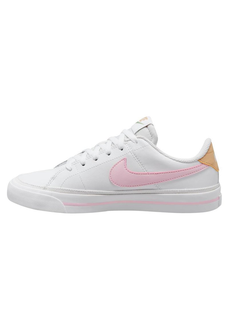Vit sneaker med rosa Nike-swoosh och beige hälaccent. Tillverkad av syntetiskt material, med en texturerad gummisula och snörningsdesign.