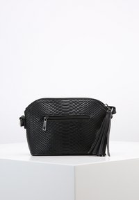 Borsa a tracolla in ecopelle nera con motivo a serpente testurizzato, dotata di cerniera superiore, tasca frontale e dettaglio con nappina.