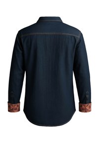 Dunkelblauses Denimhemd mit klassischem Kragen und langen Ärmeln. Die Manschetten haben ein geometrisches Muster in einer kontrastierenden Farbe. Auffällige Nähte.