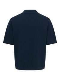 Polo bleu marine à manches courtes avec un col classique, vu de dos sur fond blanc.