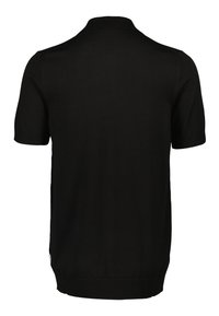 Polo de manga corta negro confeccionado en un material de punto suave, con cuello y puños acanalados, y un dobladillo ajustado. Sin patrones visibles.