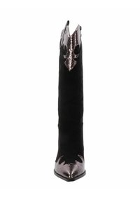 Bota alta de ante negro con puntera metálica de textura de serpiente y acentos decorativos en forma de llama en el caña y la puntera.