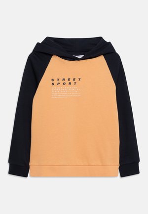 Hættetrøje med orange krop og sorte ærmer, med teksten "STREET SPORT" og sort hætte.