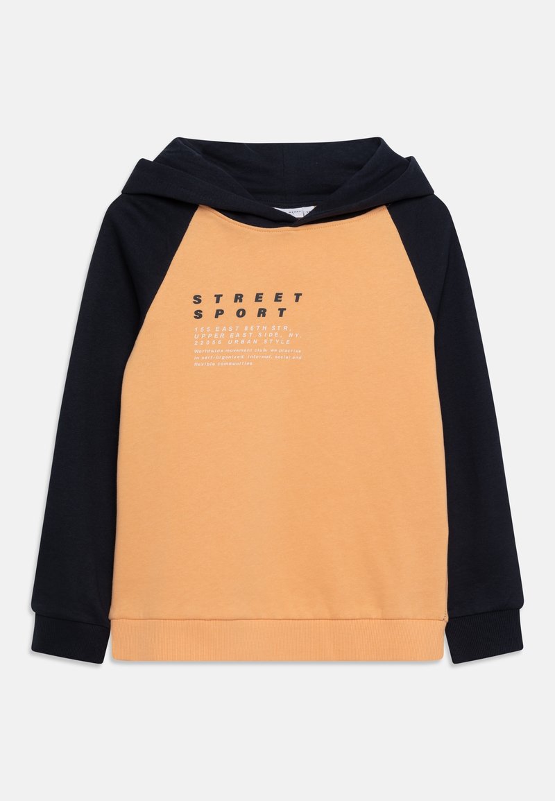 Sweat à capuche avec corps orange et manches noires, arborant le texte « STREET SPORT » et une capuche noire.