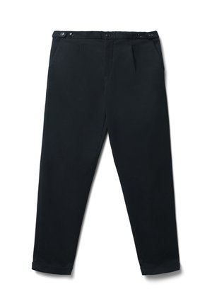 Pantaloni neri a sigaretta con vita regolabile con bottoni, tasche laterali e pieghe sottili, esposti piatti su uno sfondo bianco.