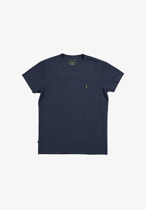 Marineblauw T-shirt met korte mouwen en een ronde hals, met een klein zwart label met een witte "J" op de linkerborst.