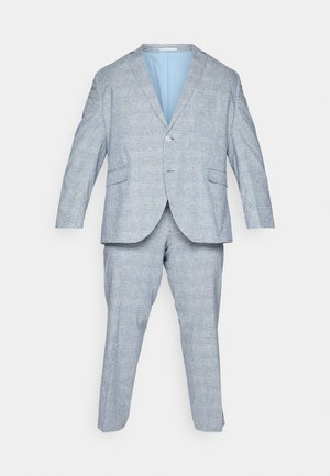 Costume à carreaux bleu clair avec une veste et un pantalon assortis. Comprend un revers cranté, un bouton unique et deux poches avant.