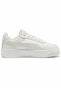 Baskets blanches profil bas avec semelle épaisse, fermeture à lacets et motif discret cousu sur le côté, vues de côté gauche.