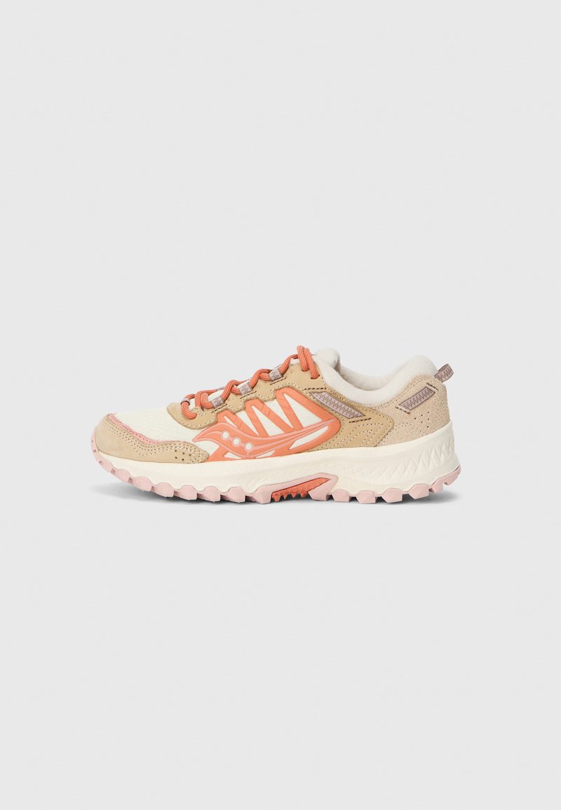 Trailrunningschuh in Beige mit orangefarbigen Akzenten. Verfügt über ein atmungsaktives Mesh-Obermaterial, eine gepolsterte Sohle und eine strukturierte Profilsohle für besseren Halt.