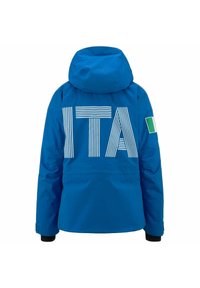 Giacca blu con cappuccio, caratterizzata da ampie strisce bianche che formano la scritta "ITA" sulla schiena e da una piccola toppa verde, bianca e rossa sulla spalla.