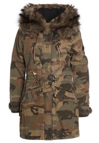 Parka w kamuflażowym wzorze, z kapturem wykończonym futrem, z przodu zapinana na suwak i napy, z regulowanym ściągaczem w talii oraz wieloma kieszeniami zapinanymi na zamek i klapkę.