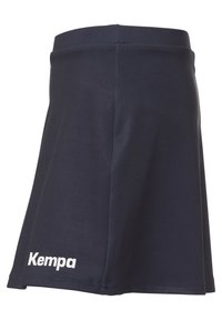 Skort atlético de color azul marino hecho de una tela ligera y elástica. Presenta una cintura plana y un pequeño logotipo blanco de "Kempa" en el dobladillo.