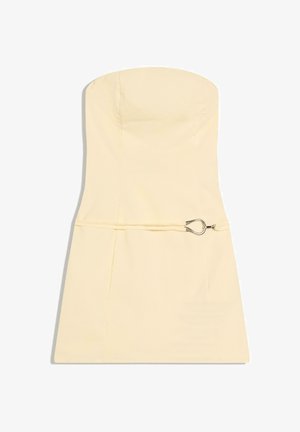 Strapless pastelgele mini-jurk met een nauwsluitend lijfje en een dunne riem met een zilverkleurige druppelvormige gesp in de taille.