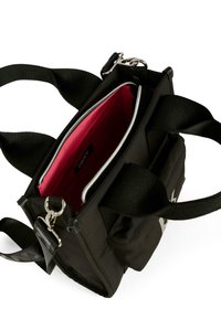 Czarna prostokątna torba na ramię z szerokim regulowanym paskiem, srebrnym suwakiem, przednią kieszenią oraz widoczna czerwoną podszewką i metką DKNY.