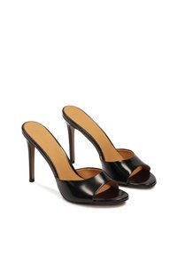 Mule-uri din piele patent neagră, cu vârf deschis, design elegant, toc înalt stiletto și branțuri căptușite bej pentru confort.