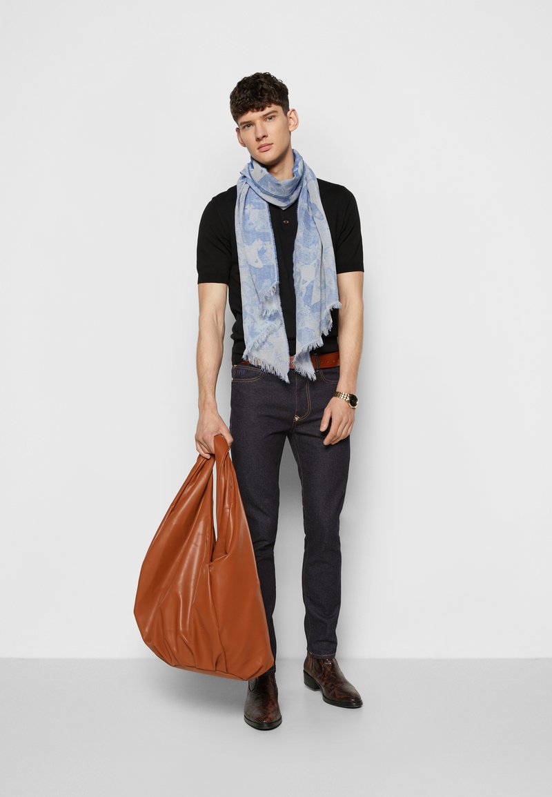 Herren T-shirts & Polos | Vivienne Westwood CLASSIC Jeans Tapered Fit indigo/dunkelblau - SC30403 Herren T-shirts & Polos | Vivienne Westwood CLASSIC Jeans Tapered Fit indigo/dunkelblau - SC30403