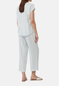 Lichtgewicht, gestreept twee-delig set in lichtblauw en wit, met een top met korte mouwen en wijd uitlopende broek met een relaxte pasvorm.