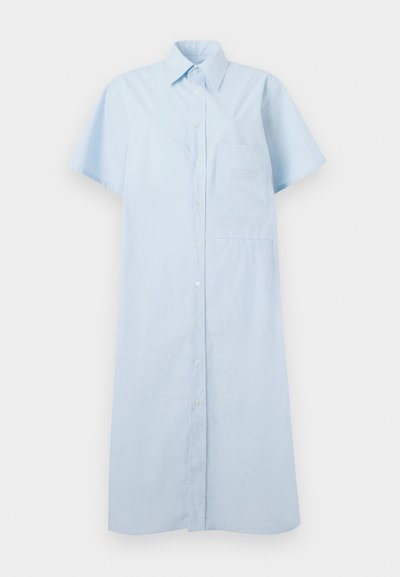 Svetlo modra srajčna obleka iz bombaža. Ima kratke rokave, ovratnik, sprednji žep in ravno silhueto z stranskimi žepi.