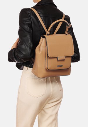 Zaino in pelle tan con un design strutturato, chiusura a ribalta e cuciture nere a contrasto. Spallacci regolabili e maniglia superiore piccola.