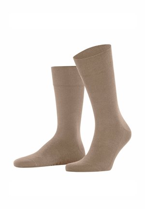 Paar beige mid-calf Kniestrümpfe, glatte Textur mit leicht geripptem Bündchen, auf weißem Hintergrund dargestellt.