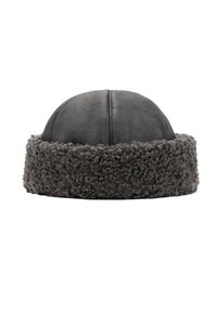Casquette en cuir gris avec une large bordure en fourrure texturée gris foncé. Le design est arrondi, avec des détails de couture sur le dessus.
