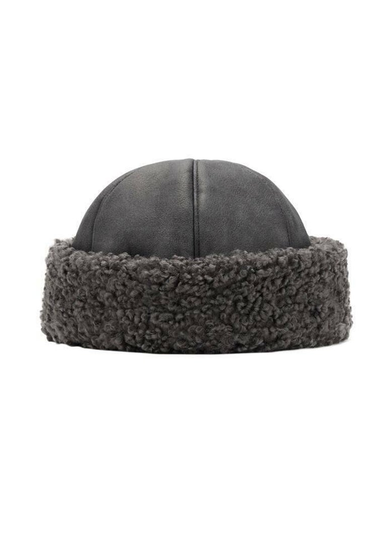 Casquette en cuir gris avec une large bordure en fourrure texturée gris foncé. Le design est arrondi, avec des détails de couture sur le dessus.
